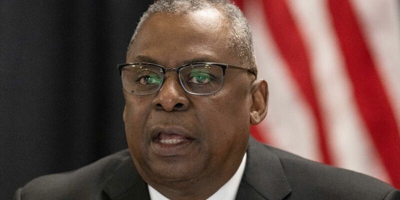 Wird seit Jahresbeginn in einer Klinik behandelt: Lloyd Austin. - Foto: Boris Roessler/dpa