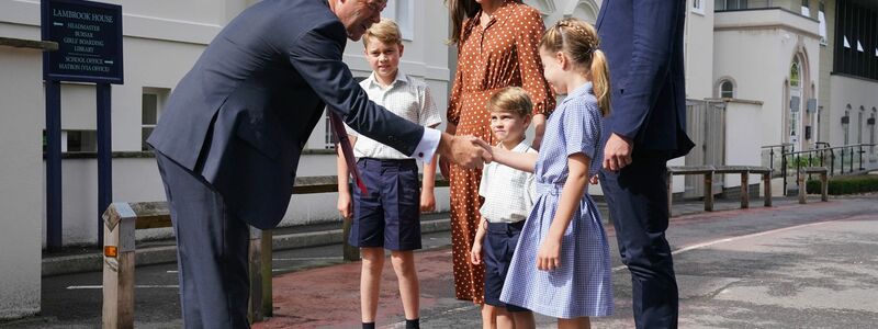 Eingewöhnungstag für die jungen Royals: Schulleiter Jonathan Perry begrüßt William, Kate und die Kinder. - Foto: Jonathan Brady/PA Media/dpa