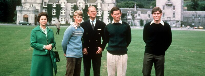 Königin Elizabeth II., Prinz Edward, Prinz Philip, Prinz Charles und Prinz Andrew im Jahr 1979 vor Schloss Balmoral in Schottland. - Foto: -/dpa