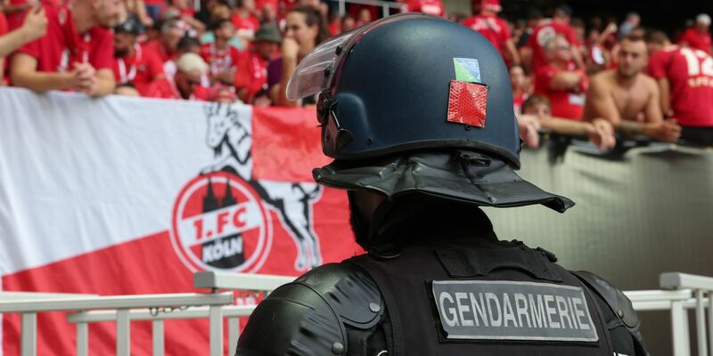 Polizeibeamte vor einem der durchsuchten Objekte in Braunschweig. - Foto: dpa