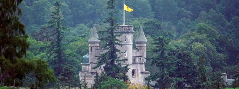 Auf Schloss Balmoral wurde die Flagge mit dem königlichen Wappen Schottlands auf halbmast gesetzt. - Foto: Owen Humphreys/PA Wire/dpa
