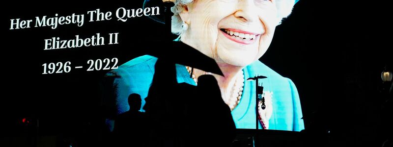 Am Piccadilly Circus wird der Queen gedacht. - Foto: Alberto Pezzali/AP/dpa