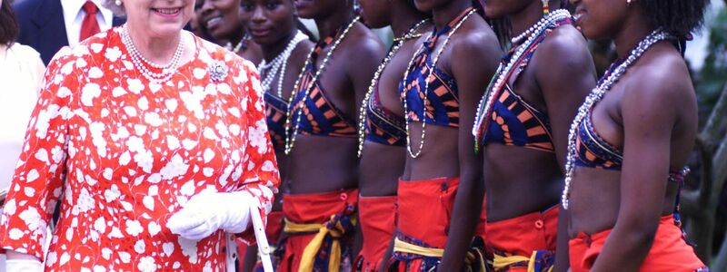 Königin Elizabeth II. besucht im Jahr 1999 Mosambik, das vier Jahre zuvor Mitglied des Commonwealth wurde. Tänzerinnen empfangen die Monarchin. - Foto: Fiona Hanson/PA Wire/dpa/Archiv