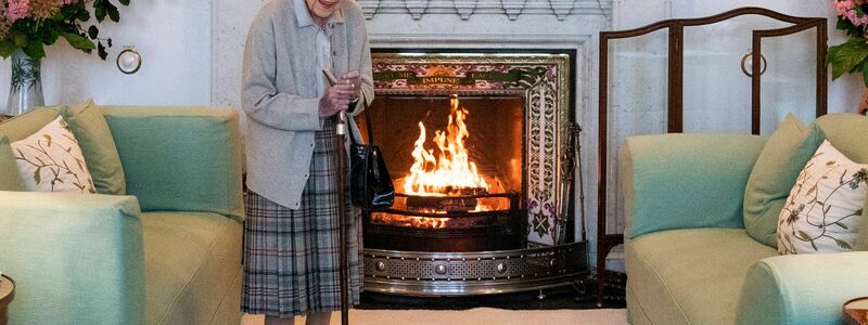 Königin Elizabeth II. wartet im Drawing Room auf Liz Truss. - Foto: Jane Barlow/Pool PA/AP/dpa