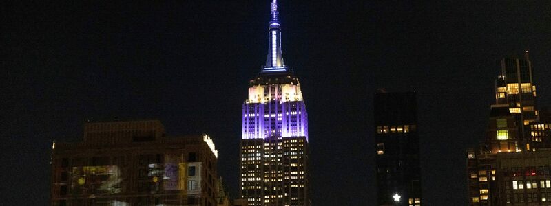 Das Empire State Building wird zu Ehren der Queen in Lila und Silber beleuchtet. - Foto: Yuki Iwamura/AP/dpa
