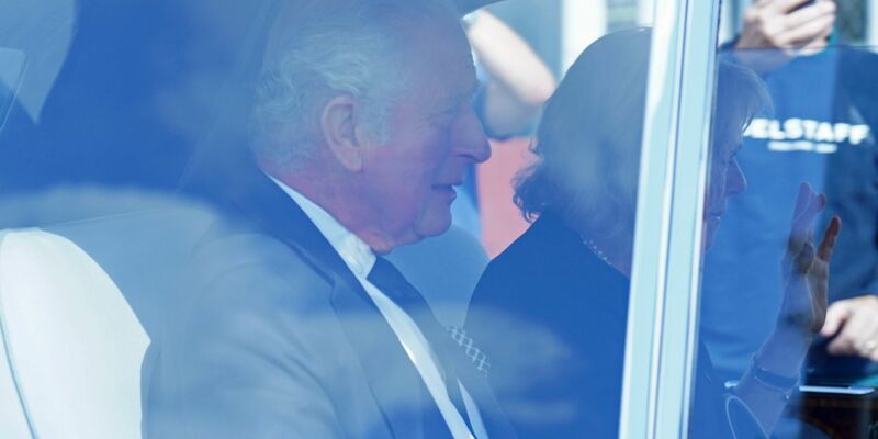 König Charles III. und Königin Camilla freuen sich über den Sieg von Desert Hero. - Foto: Jonathan Brady/PA Wire/dpa