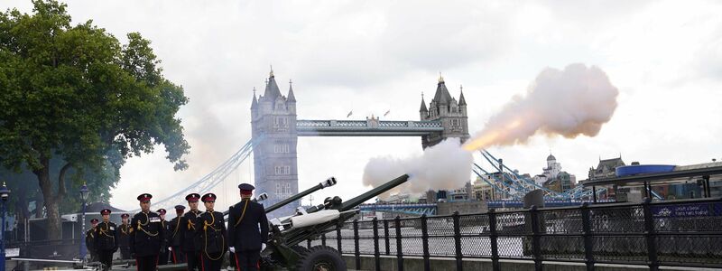 Salutschüsse am Tower of London für die verstorbene Queen. - Foto: James Manning/PA Wire/dpa