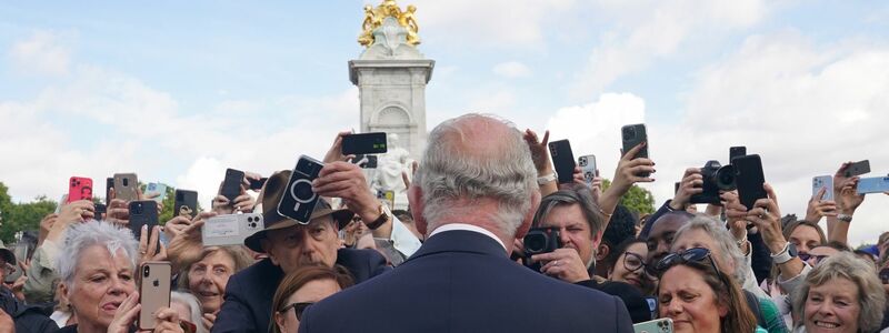 König Charles III. schüttelt vor dem Buckingham-Palast zahlreiche Hände und nimmt Trauerbekundungen entgegen. - Foto: Yui Mok/PA Wire/dpa
