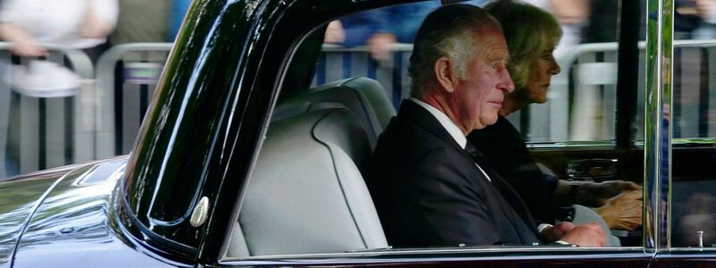Großbritanniens König Charles III. und Camilla kommen am Buckingham Palace an. - Foto: Victoria Jones/PA/dpa