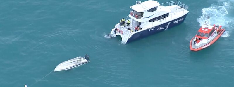 Eine Luftaufnahme zeigt zwei Rettungsboote neben einem gekenterten Boot vor Kaikoura in  Neuseeland. - Foto: Uncredited/TVNZ via AP/dpa