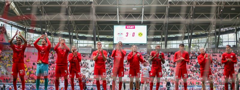Leipzigs Spieler bedanken sich nach dem Sieg gegen den BVB bei den heimischen Fans. - Foto: Jan Woitas/dpa