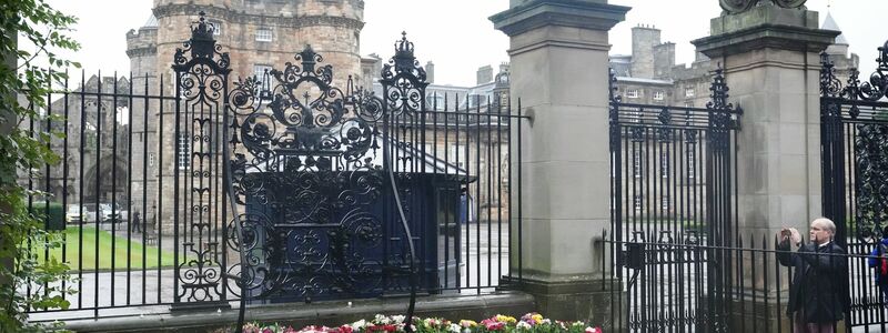 Der Leichnam von Queen Elizabeth II. soll heute in den Holyrood-Palast in Edinburgh gebracht werden. - Foto: Jane Barlow/PA Wire/dpa