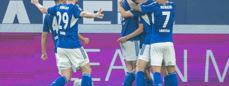 Schalkes Spieler jubeln nach dem Tor zum 1:0 gegen den VfL Bochum. - Foto: David Inderlied/dpa