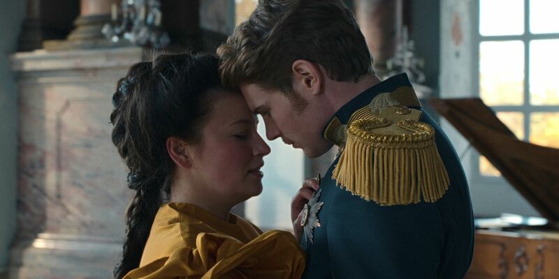 Sisi (Devrim Lingnau, r) und Franz (Philip Froissant) in einer Szene aus «Die Kaiserin». - Foto: -/Netflix/dpa