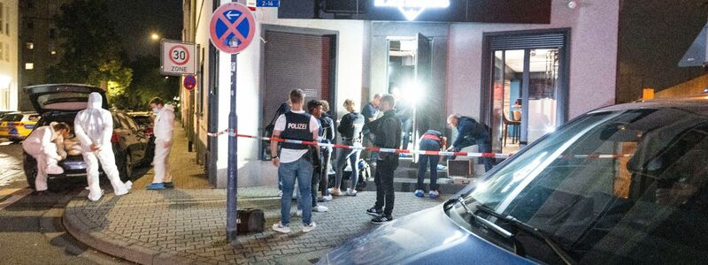 Polizisten sichern Spuren an einer Bar in Offenbach am Main. - Foto: Boris Roessler/dpa