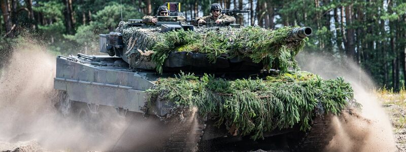 Ein Kampfpanzer vom Typ Leopard 2. - Foto: Guido Kirchner/dpa