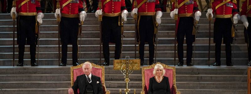 König Charles III. und seine Frau Camilla nehmen im Parlament in London Beileidsbekundungen entgegen. - Foto: Stefan Rousseau/PA Pool/AP/dpa