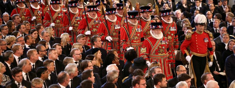 Die Leibgarde des Königs marschiert in die Westminster Hall in London ein. - Foto: Henry Nicholls/PA Wire/dpa