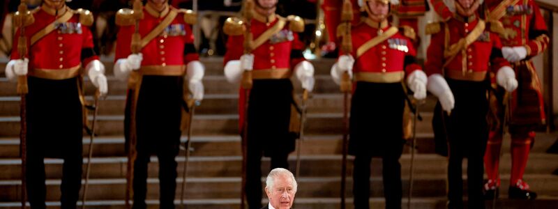 König Charles III. hält in Westminster Hall eine Rede. - Foto: John Sibley/Reuters Pool/AP/dpa
