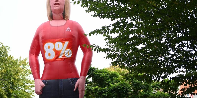 Optisch sehen die Karten aus wie jede andere Bezahlkarte - der Flüchtlingsstatus der Nutzer ist beim Bezahlen also nicht erkennbar. Eine Kooperation mit dem Kartenanbieter Visa soll eine hohe Akzeptanz der Karte gewährleisten. - Foto: Julian Stratenschulte/dpa