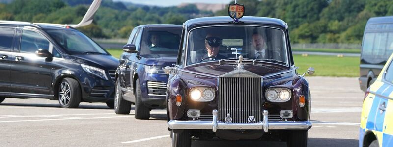 Die Autokolonne mit dem britischen König verlässt den Flughafen von Edingburgh. - Foto: Owen Humphreys/PA Wire/dpa
