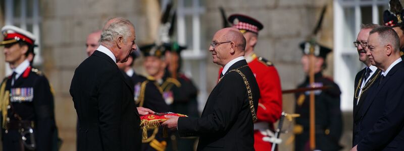 König Charles III. erhält symbolisch die Schlüssel zur schottischen Hauptstadt Edinburgh. - Foto: Peter Byrne/PA Wire/dpa