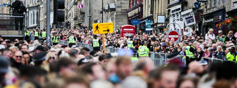 Tausende nehmen Abschied von der Queen. - Foto: Christoph Soeder/dpa