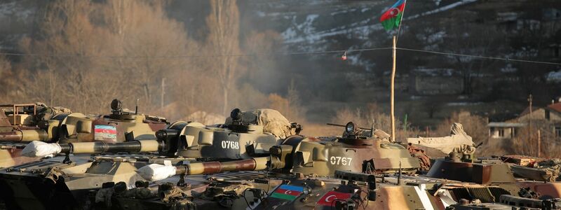 Aserbaidschanische Panzer stehen in der Konfliktregion Berg-Karabach nebeneinander. - Foto: Emrah Gurel/AP/dpa