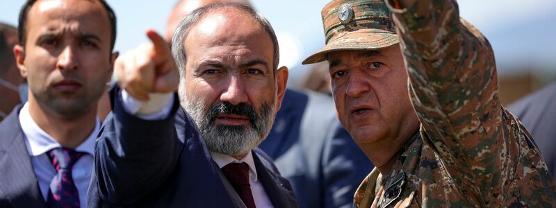 Nikol Paschinjan (M), Ministerpräsident von Armenien, spricht mit einem Offizier der armenischen Armee. - Foto: Tigran Mehrabyan/PAN Photo/AP/dpa