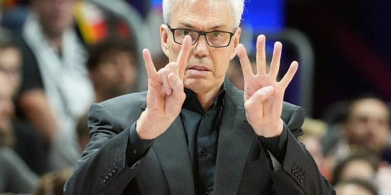 Deutschlands Trainer Gordon Herbert lacht während des Trainings. - Foto: Soeren Stache/dpa