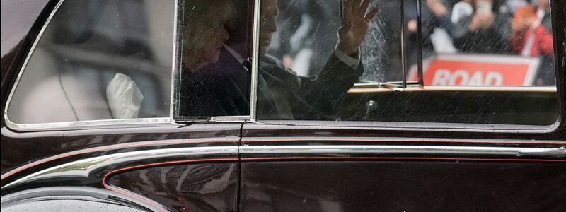 König Charles III. und Königsgemahlin Camilla auf dem Weg zum Buckingham-Palast. - Foto: Vadim Ghirda/AP/dpa