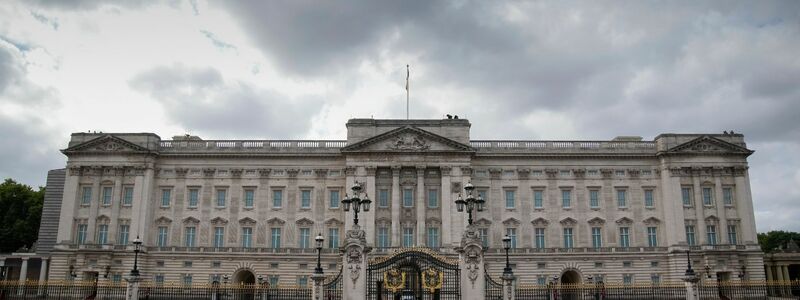 Dunkle Wolken über dem Buckingham Palace. - Foto: Christophe Ena/AP Pool/dpa