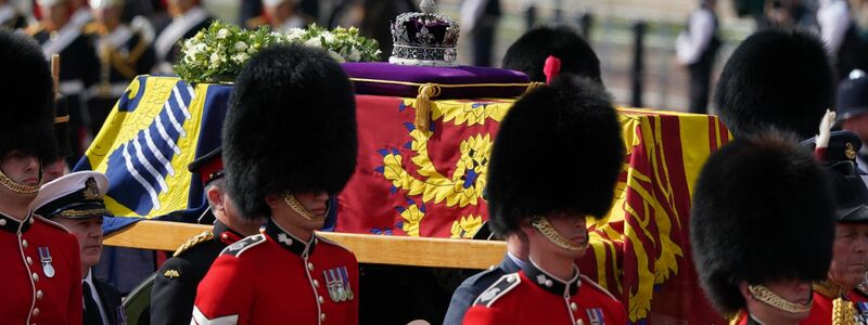 König Charles III. und die britische Prinzessin Anne gehen hinter dem Sarg von Königin Elizabeth II. her. - Foto: Gareth Fuller/PA Wire/dpa