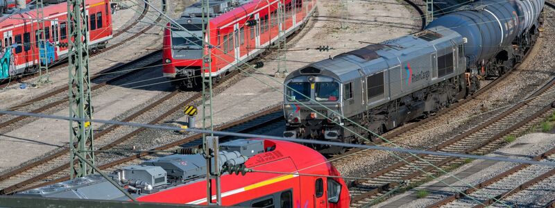 Viele Baustellen im stellenweise überlasteten Schienennetz sorgen dafür, dass sich so viele Personenzüge verspäten wie seit Jahren nicht. - Foto: Stefan Puchner/dpa