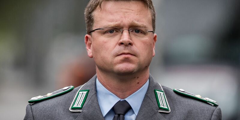 «Wenn für unsere Regierung Worte wie Verteidigungsfähigkeit, Schutz oder Wehrhaftigkeit nicht bloße Worthülsen sein sollen, muss Bundeskanzler Scholz seine Richtlinienkompetenz wahrnehmen und ein Machtwort sprechen», sagt der Vorsitzende des Bundeswehrverbandes, Oberst André Wüstner. - Foto: Michael Kappeler/dpa