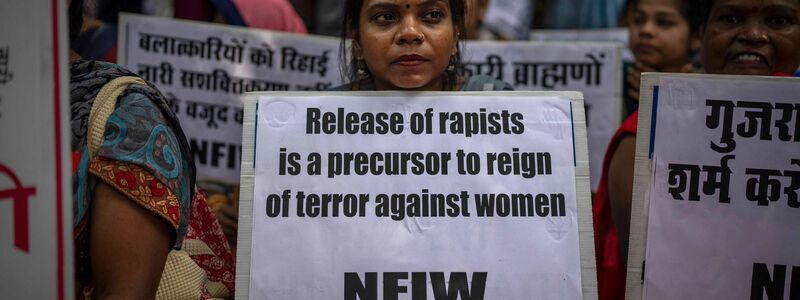 «Die Freilassung von Vergewaltigern ist die Vorstufe einer Terrorherrschaft gegen Frauen»: Kundgebung gegen Vergewaltigungen in Neu Delhi (Archivbild). - Foto: Altaf Qadri/AP/dpa