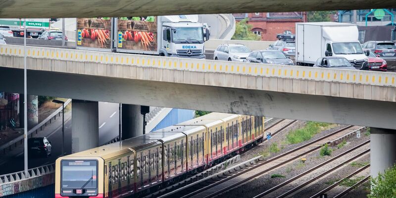 Ein junger Mann wurde tot auf einer S-Bahn in Berlin gefunden. - Foto: Christoph Soeder/dpa
