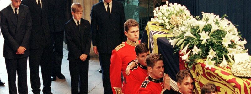 Prinz William (l-r), Dianas Bruder Charles Spencer, Prinz Harry und Prinz Charles stehen hinter dem Sarg von Prinzessin Diana auf dem Weg zur Trauerfeier in der Westminster Abtei. - Foto: --/epa/dpa