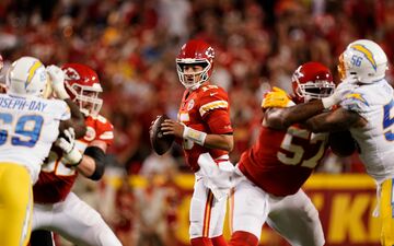 Kein Entkommen für Mahomes: Die Chiefs spielen eine enttäuschende Saison. - Foto: Charlie Riedel/AP/dpa