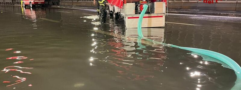 Feuerwehrleute Senigallia schieben ein Schlauchboot durch eine überflutete Straße, um Menschen aus den Häusern zu retten. - Foto: Vigili del Fuoco/dpa