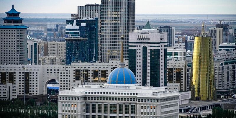 Der Präsidentenpalast im Zentrum der Hauptstadt Kasachstans. - Foto: Alexander Zemlianichenko/AP/dpa