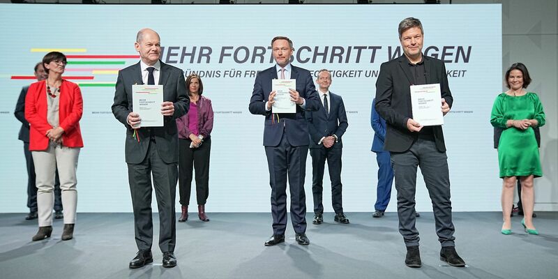 Wirtschaftsminister Robert Habeck (v.l.), Bundeskanzler Olaf Scholz und Finanzminister Christian Lindner bei einer Kabinettssitzung im Kanzleramt. - Foto: Michael Kappeler/dpa