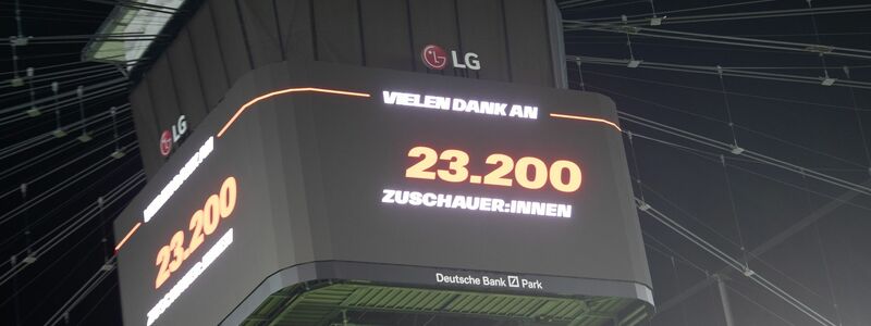 Auftaktspiel der Frauen-Bundesliga: Die Zuschauerzahl von 23.200 wird angezeigt. - Foto: Sebastian Gollnow/dpa