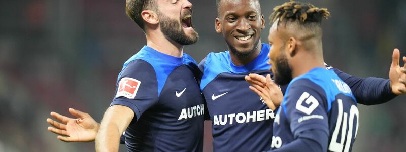 Der Berliner Lucas Tousart (l) feiert mit Dodi Lukebakio (M) und Chidera Ejuke seinen Treffer zum 1:0. - Foto: Thomas Frey/dpa