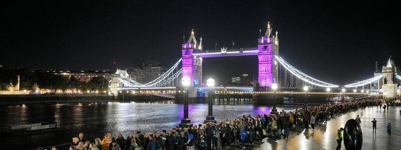 Menschen stehen in London Schlange, um der verstorbenen Königin Elizabeth II. die letzte Ehre zu erweisen. - Foto: Martin Meissner/AP/dpa