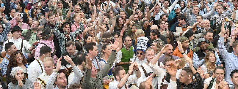 Gäste feiern beim Start des 187. Münchner Oktoberfests im Hofbräuzelt nach dem Anstich. - Foto: Felix Hörhager/dpa