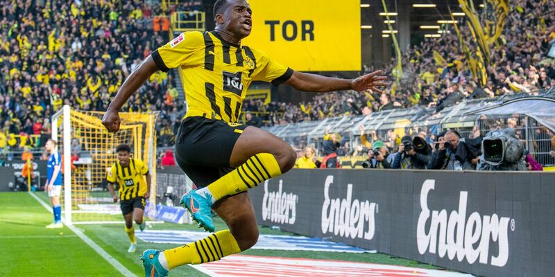 Im BVB-Trikot ist Youssoufa Moukoko in Zukunft nicht mehr zu sehen. Ein Wechsel nach Nizza soll die stockende Karriere des Talents beleben.      - Foto: David Inderlied/dpa