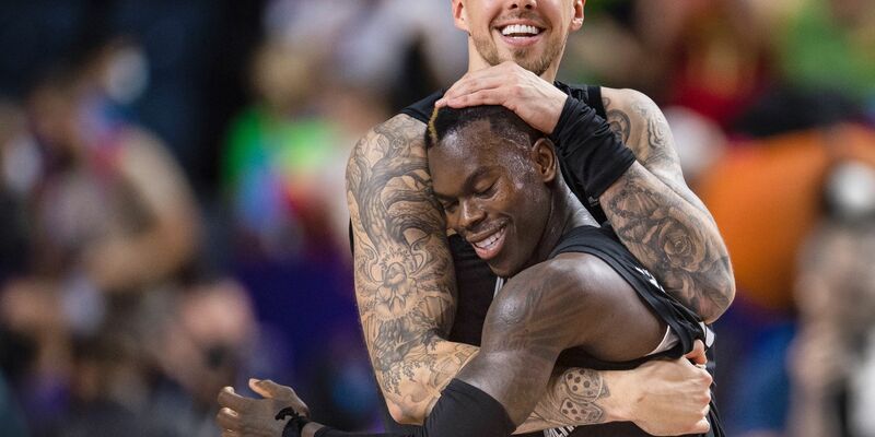Anführer der deutschen Basketball: NBA-Star Dennis Schröder (2.v.l.). - Foto: Marius Becker/dpa