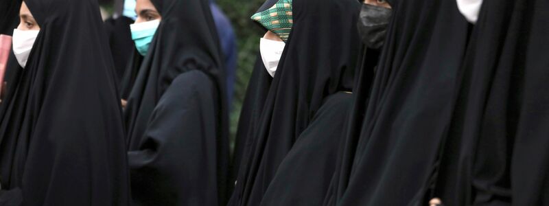 Einige Frauen nehmen an einer Demonstration vor der schwedischen Botschaft in Teheran teil (Symbolbild). - Foto: Vahid Salemi/AP/dpa