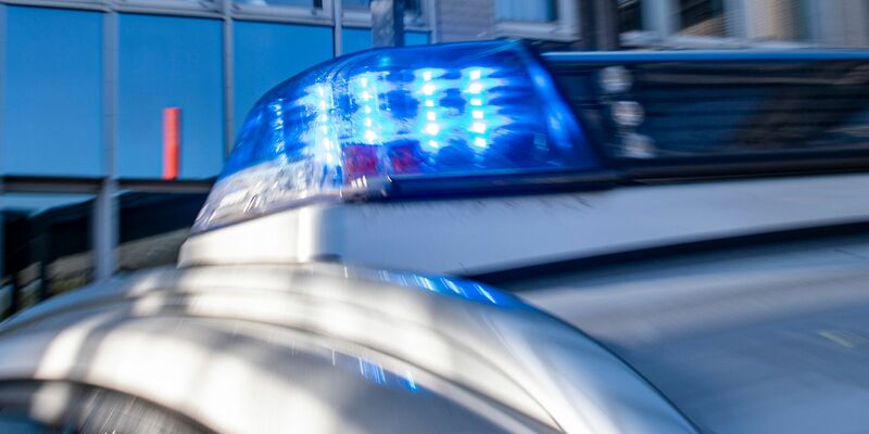 Die Polizei fand in einem Haus drei Tote. (Symbolbild) - Foto: David Inderlied/dpa